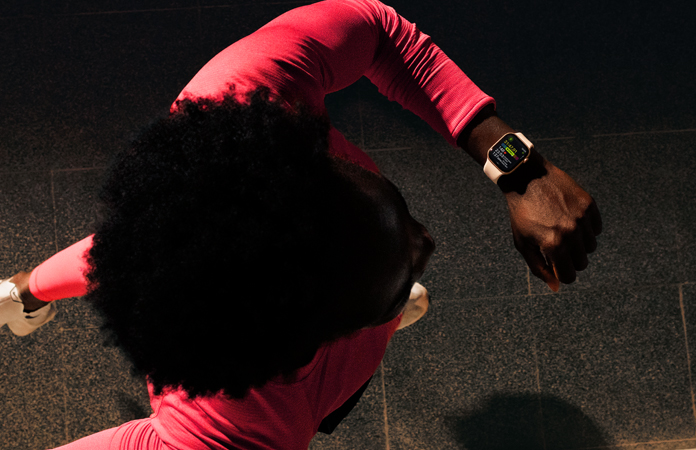 Une personne vérifiant sa progression dans l’app Exercice d’Apple Watch Series 11 pendant une course
