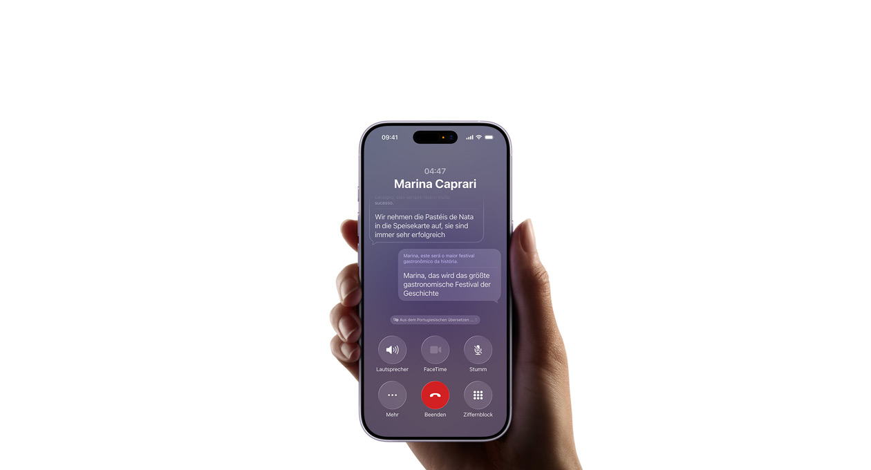 Eine Hand hält ein iPhone 17, um das Apple Intelligence Feature Live Übersetzung zu demonstrieren