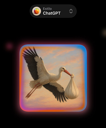 Pantalla de Image Playground con la imagen de una cigüeña fotorrealista que lleva una bolsa en el pico y las opciones de estilos de imagen personalizados de ChatGPT