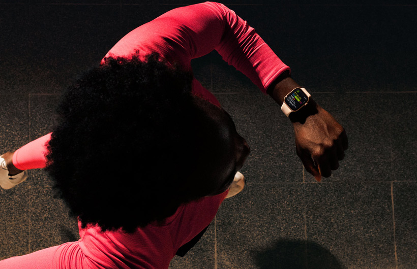 En person som är ute och springer kollar förloppet i appen Träning på Apple Watch Series 11