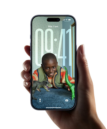 Une main tenant un iPhone affichant le nouveau design Liquid Glass qui permet à l’heure de s’adapter automatiquement à l’image sur l’écran verrouillé