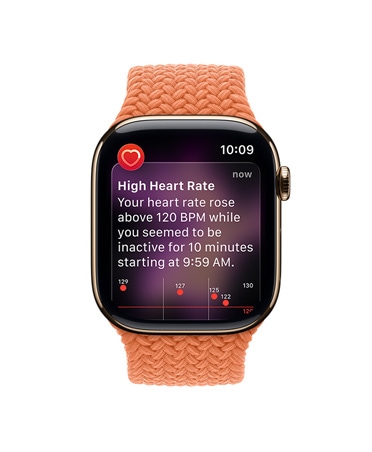 Apple Watch Series 11, aranyszínű titántok, magas pulzusszámról szóló értesítés, kurkumaszínű fonott körpánt