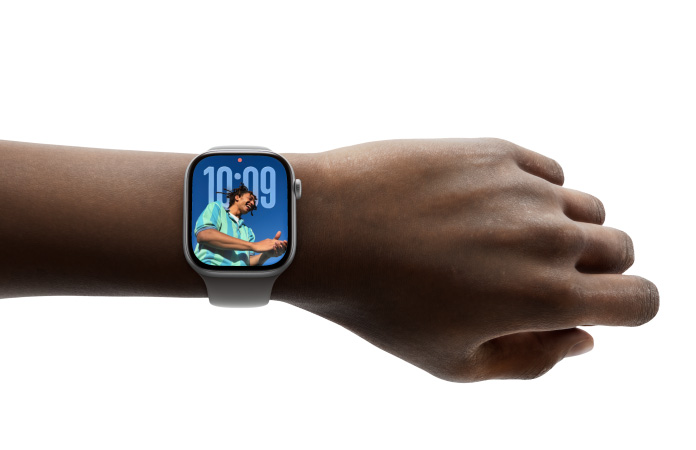 شخص يرتدي ساعة Apple Watch Series 11 مع واجهة الساعة 'الصور'