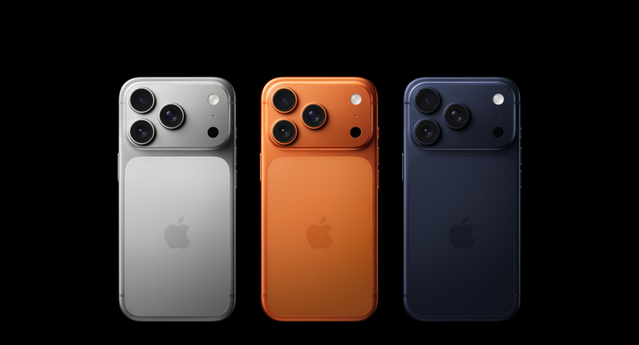 iPhone 17 Pro, zadná časť, všetky tri farby, strieborná, kozmická oranžová, temná modrá, sústava profesionálnych kamier v ľavom hornom rohu, tri objektívy, mikrofón, blesk, v strede je logo Apple
