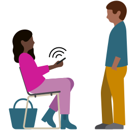 Zittende vrouw met een iPhone in de hand waar geluidsgolven uit komen, voor haar staat een man die luistert