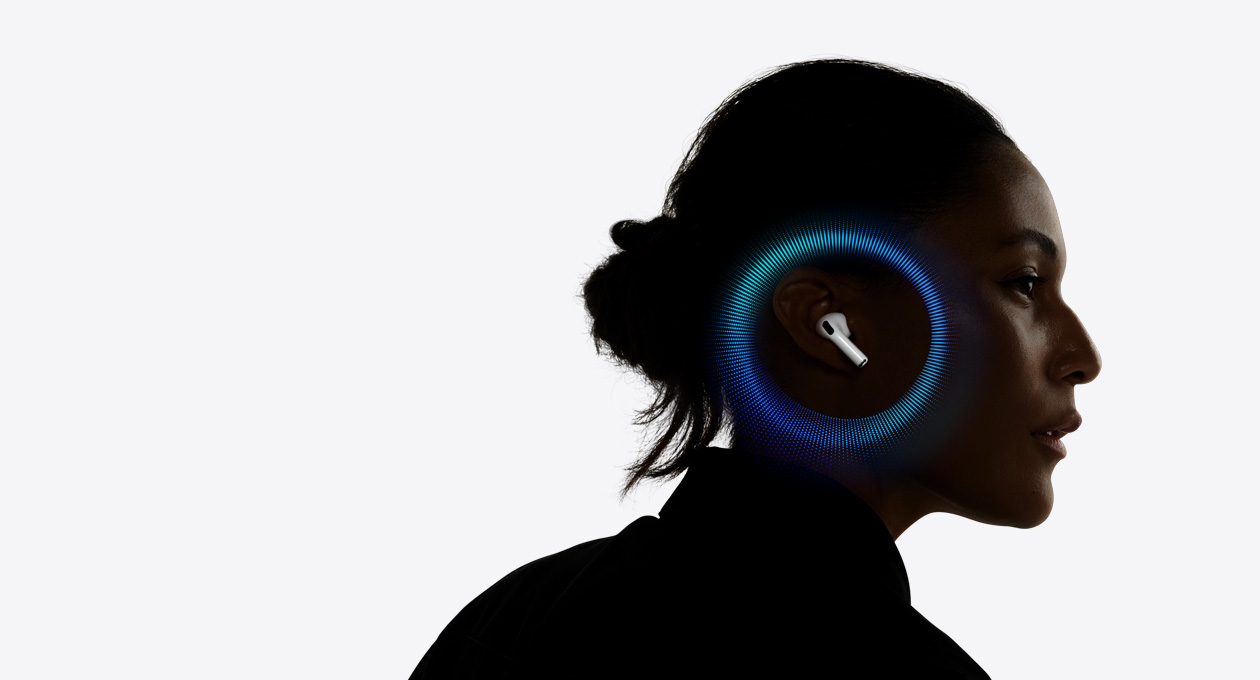 سيدة تستخدم AirPods Pro 3 وتظهر موجات صوتية نابضة حول أذنها