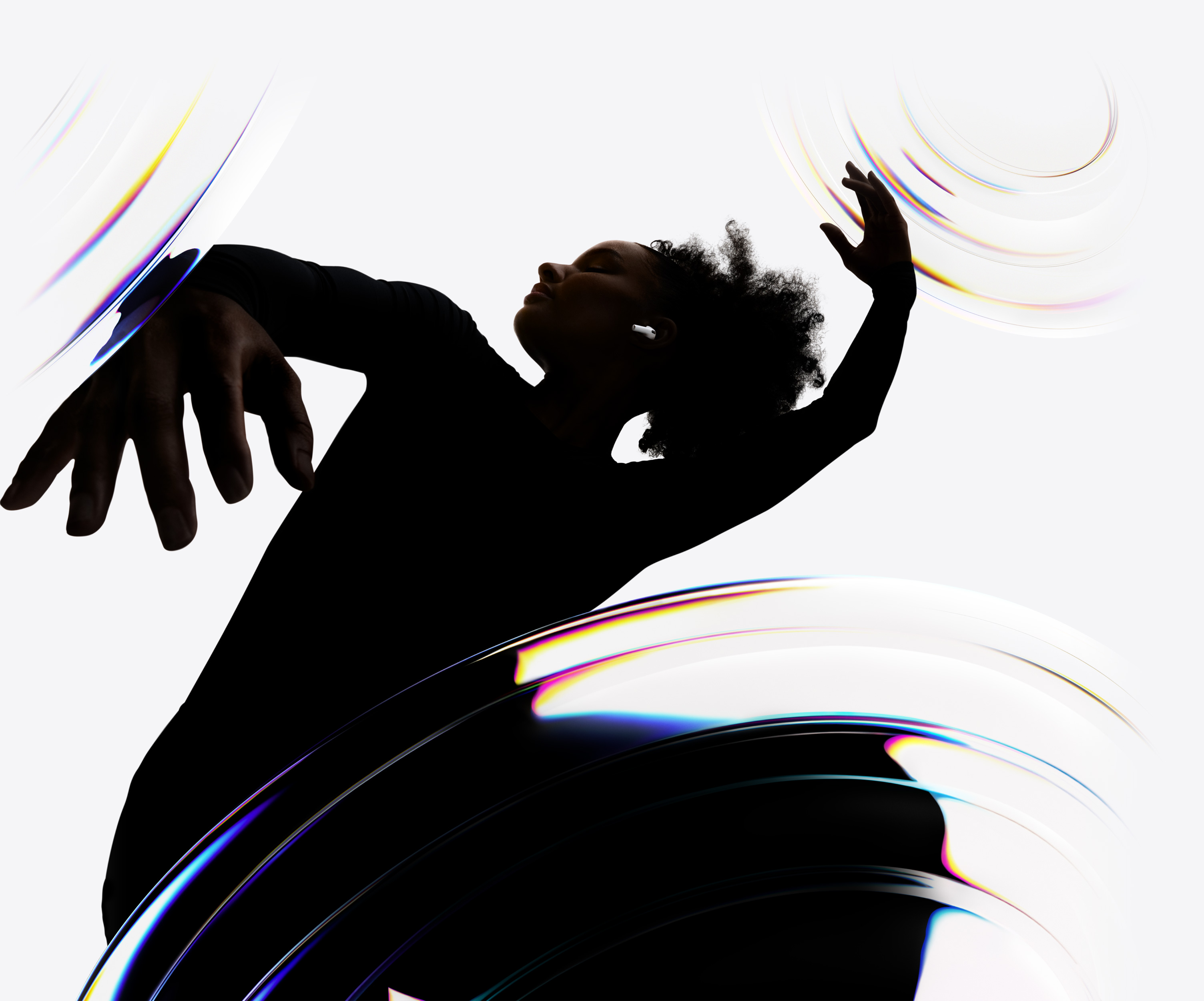 舞蹈員的耳朵戴著 AirPods Pro 3，正在享受免提聆聽體驗