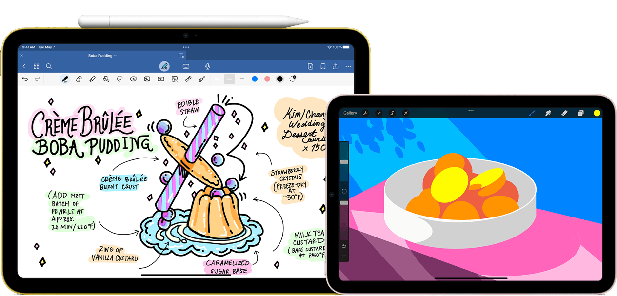 Til venstre er der en iPad i vandret position, som viser en grafisk illustration med noter og tegninger. Apple Pencil (USB-C) er fastgjort på overkanten. Til højre er der en iPad mini i vandret position, som viser en farverig illustration lavet med ProCreate.