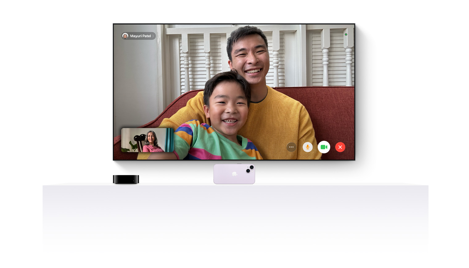 Apple TV 4K 配合一部 iPhone，將 FaceTime 呈現在平面電視螢幕上。
