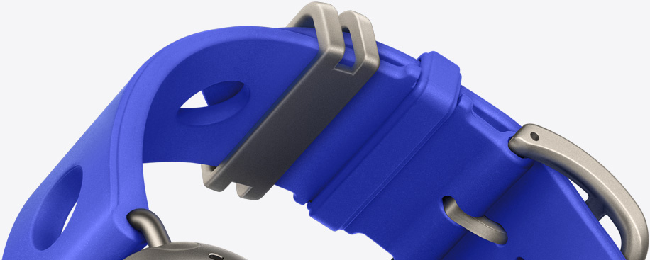 Apple Watch Hermès Scub' H Diving band, bleu néon colour (bright blue), moulded rubber material, circular cut-outs centred, natural colour titanium buckle and hardware