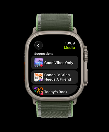 Apple Watch Ultra 3，原色鈦金屬錶殼，配以綠色配霓虹綠色越野手環，螢幕顯示 Apple Music 中的音樂和 Podcast 建議
