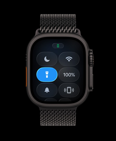 Apple Watch Ultra 3，採用黑色鈦金屬錶殼，配以黑色鈦金屬米蘭網織手環；螢幕顯示控制中心的電筒按鈕