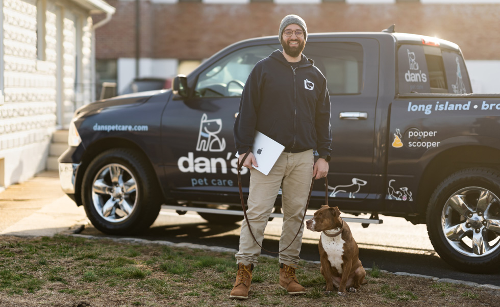 El negocio del CEO Dan Reitman comenzó como un emprendimiento personal de paseo de perros y ahora cuenta con 80 empleados.