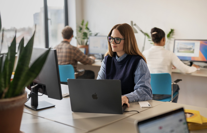 El equipo de marketing de Hello Vet usa el MacBook Pro para crear y colaborar.