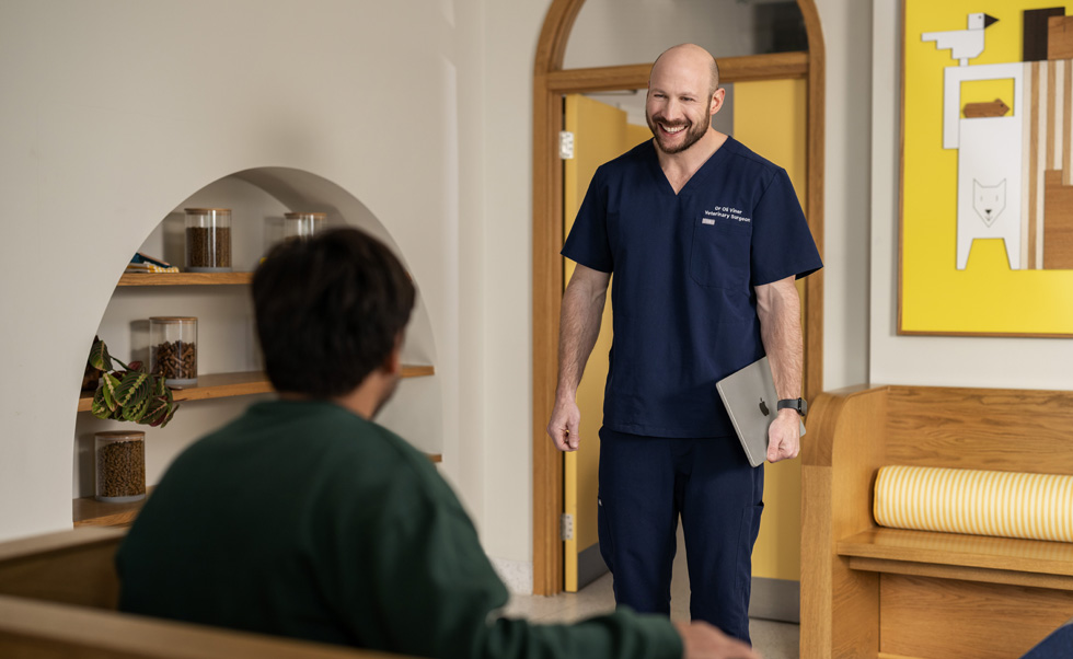 Los veterinarios pueden pasar de un paciente a otro con facilidad gracias a la potencia y al diseño liviano del MacBook Air.