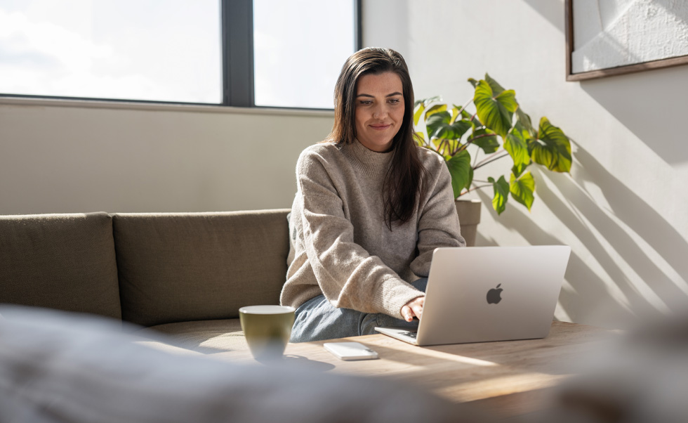 El personal de enfermería da consejos y tranquilidad desde su casa con su MacBook Air.