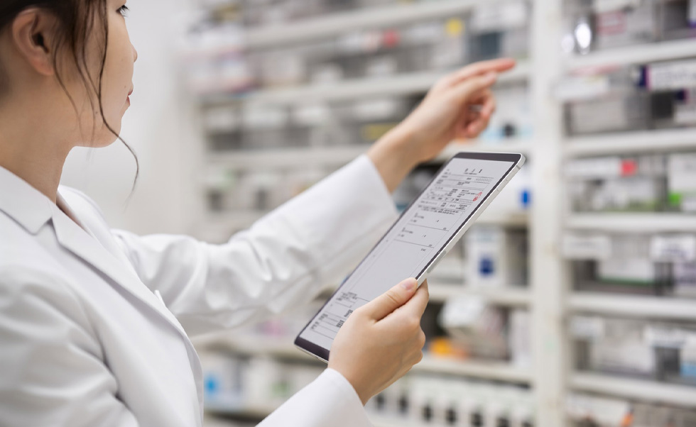 La app Nagomi INDEX para iPadOS permite localizar rápidamente los medicamentos en los estantes.