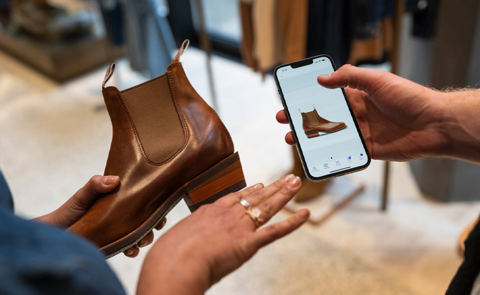 一名員工用 NewStore iOS app 查看存貨。 