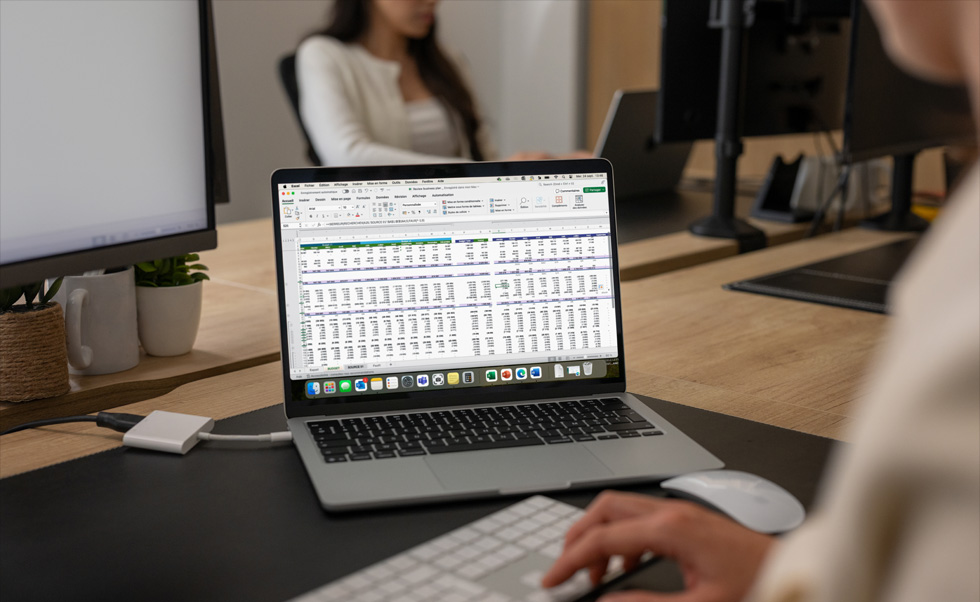 El equipo de finanzas usa Excel en el Mac para llevar la contabilidad y hacer presupuestos
