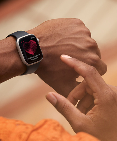 Apple Watch Series 9 (45 mm), widok boczny, ekran pokazuje EKG, Start