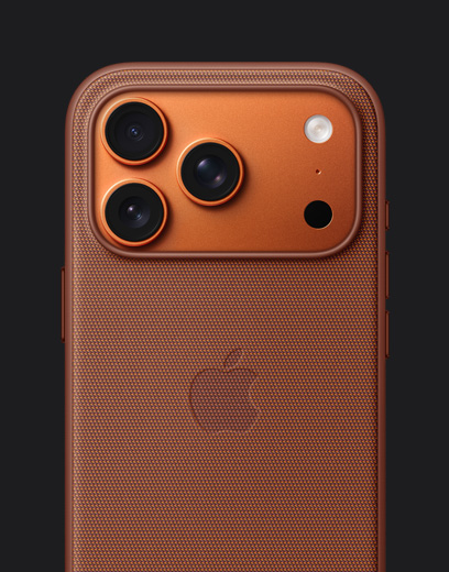 Pokazany od tyłu iPhone 17 Pro w kolorze kosmicznego pomarańczu z pomarańczowym etui z tkaniny TechWoven z MagSafe