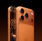 Tył ustawionego pod kątem iPhone’a 17 Pro w kolorze kosmicznego pomarańczu, system pro aparatów Fusion w wypukłej górnej części urządzenia, panel Sterowanie aparatem, przód obudowy z wyświetlaczem sięgającym krawędzi, widoczne przyciski głośności i przycisk czynności