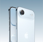 Tył ustawionego pod kątem iPhone’a Air w kolorze błękitnym, system aparatu głównego Fusion w wypukłej górnej części urządzenia, panel Sterowanie aparatem, przód obudowy z wyświetlaczem sięgającym krawędzi, widoczne przyciski głośności i przycisk czynności