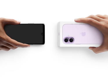 Deux mains échangeant un téléphone, un appareil Android sans boîte à gauche, un nouvel iPhone 17 dans sa boîte à droite