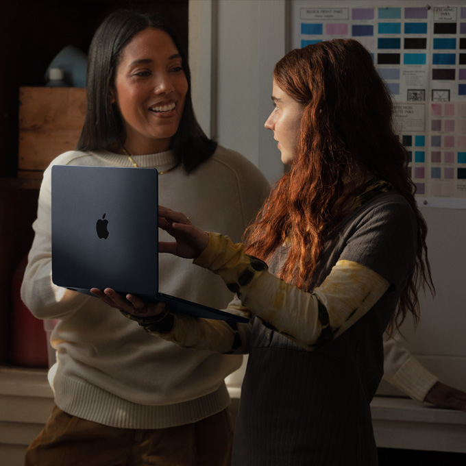 Personas usando la Mac en un entorno educativo