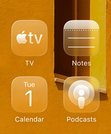 Närbild som visar nya tonade ikoner för apparna Apple TV, Anteckningar, Kalender och Podcaster